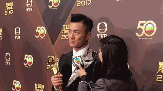 (重溫馬國明與黃心穎)馬國明痛失視帝後恐嚇TVB,一下台獎盃就被收走……TVB果然像汪明荃說的那樣沒有人情味啊!