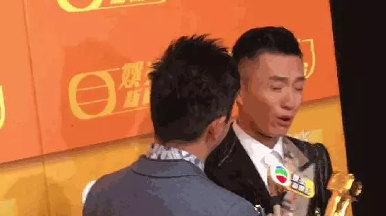 (重溫馬國明與黃心穎)馬國明痛失視帝後恐嚇TVB,一下台獎盃就被收走……TVB果然像汪明荃說的那樣沒有人情味啊!