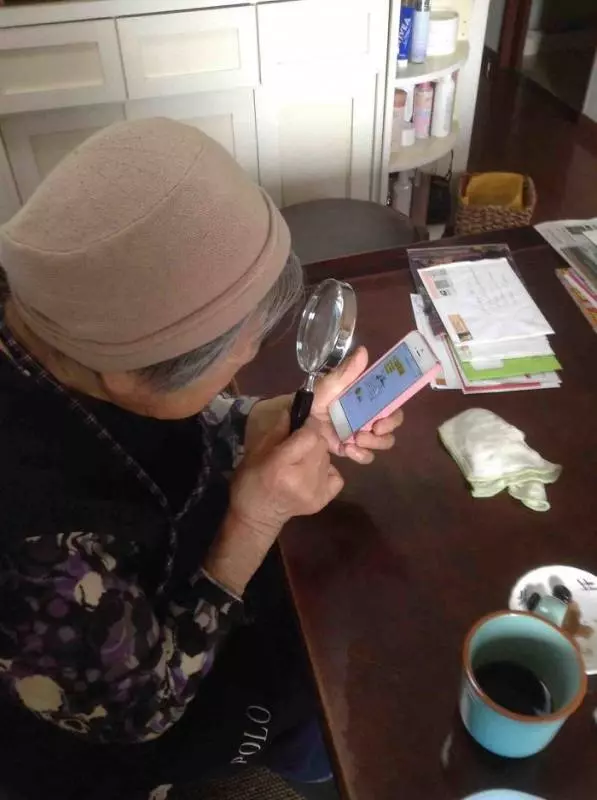 30張「當爺爺奶奶遇上科技產品」的爆笑照 為什麼滑鼠都壞掉?才發現竟一直是反著拿的!