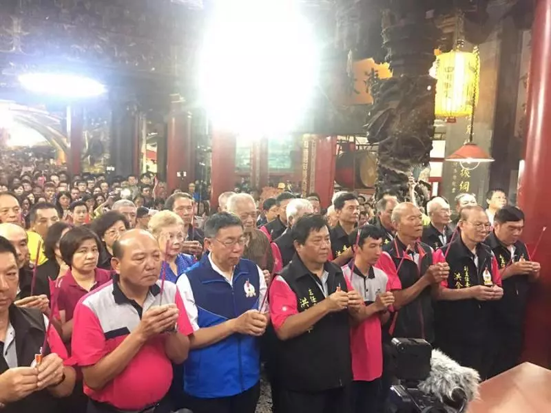 白沙屯拱天宮開爐 柯文哲攜柯爸媽參拜贈廟方3大匾額