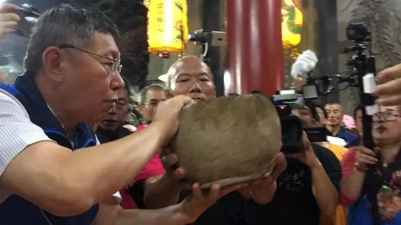 白沙屯拱天宮開爐 柯文哲攜柯爸媽參拜贈廟方3大匾額