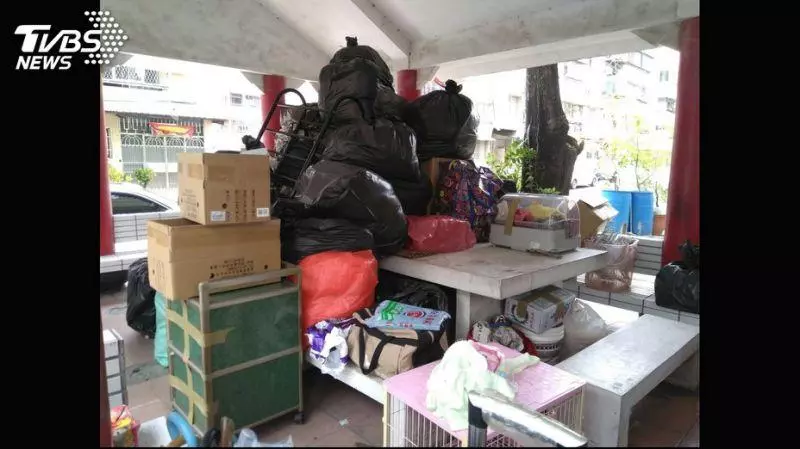 欠一年房租被趕出 高齡母女露宿涼亭