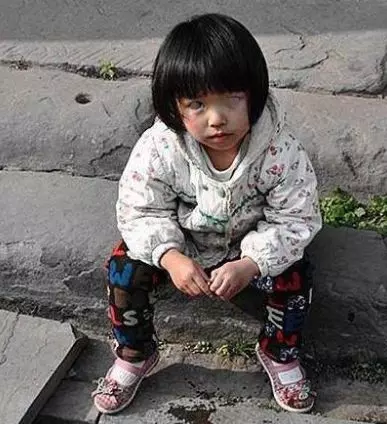 女兒天生的啞巴,丈夫每晚都去女兒房間,妻子從門縫偷看才知真相