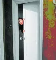 女兒天生的啞巴,丈夫每晚都去女兒房間,妻子從門縫偷看才知真相