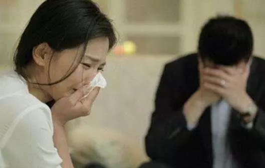 妻子不願跟婆婆住在一起,兒子送母親進敬老院,臨終前蒙了