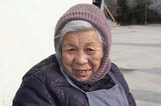 妻子不願跟婆婆住在一起,兒子送母親進敬老院,臨終前蒙了