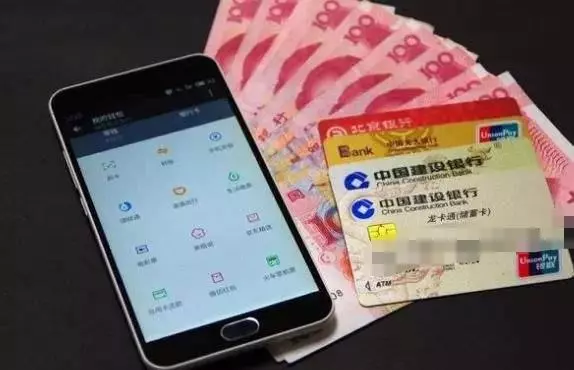 妻子不願跟婆婆住在一起,兒子送母親進敬老院,臨終前蒙了