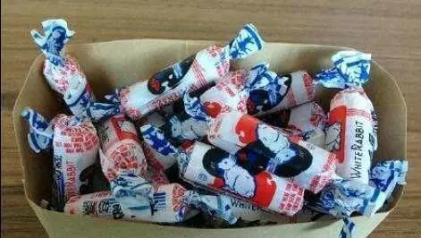 婆婆送來盒奶糖給孫子吃,兒媳嫌棄差點丟了,無意拆開紅了眼眶