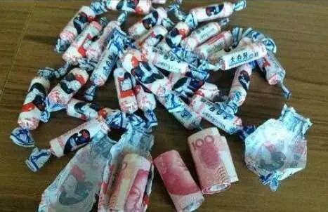婆婆送來盒奶糖給孫子吃,兒媳嫌棄差點丟了,無意拆開紅了眼眶