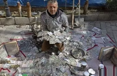 男子購買了一套死亡老人房,推倒翻新後,卻在房屋裡有了意外收穫