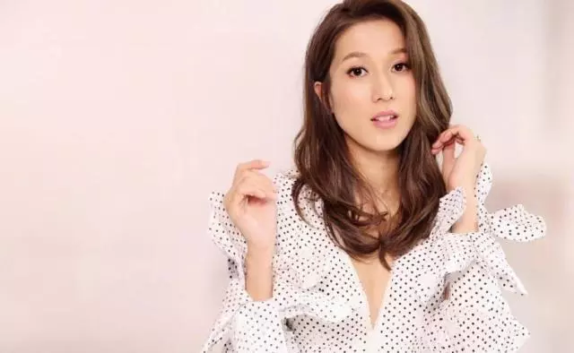 35歲鍾嘉欣攜一雙兒女去見前輩,米雪抱著7個月大Jared好似一家人