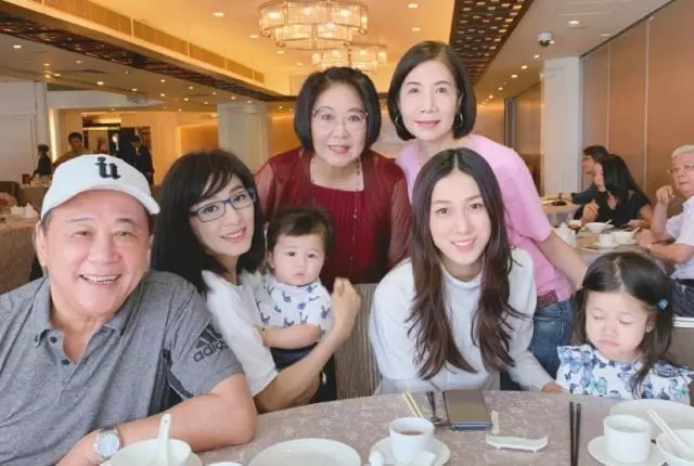 35歲鍾嘉欣攜一雙兒女去見前輩,米雪抱著7個月大Jared好似一家人