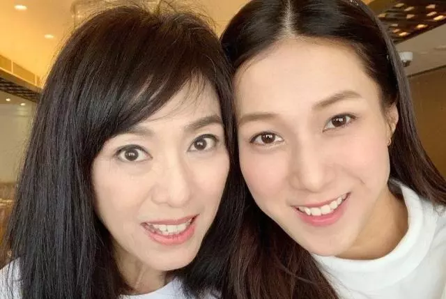 35歲鍾嘉欣攜一雙兒女去見前輩,米雪抱著7個月大Jared好似一家人