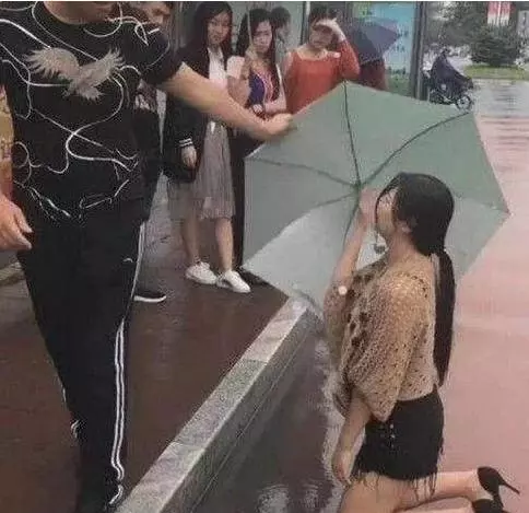 女子雨中跪地求復合,男子不為所動,得知真相後眾人都說活該!
