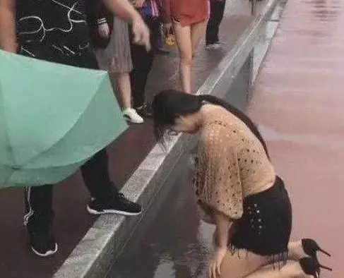 女子雨中跪地求復合,男子不為所動,得知真相後眾人都說活該!