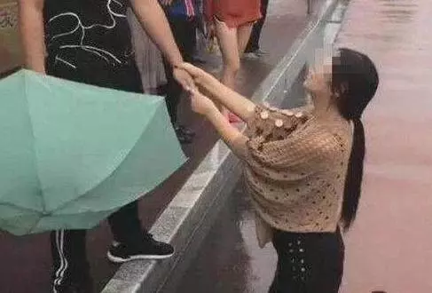 女子雨中跪地求復合,男子不為所動,得知真相後眾人都說活該!