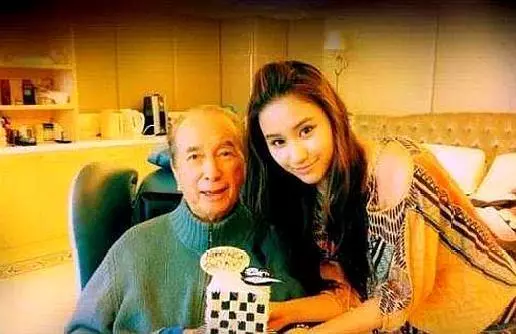 竇驍「接棒」吳克群入贅豪門,與何超蓮公開戀情,狗糧撒不停!