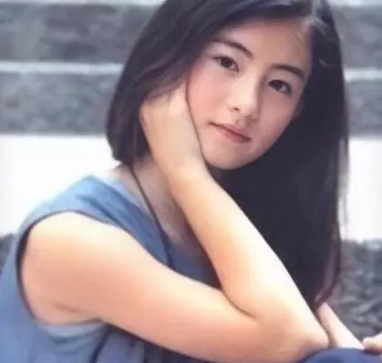 明星童年照曝光,張柏芝12歲時盛世美顏,網友:豈是一個美字了得