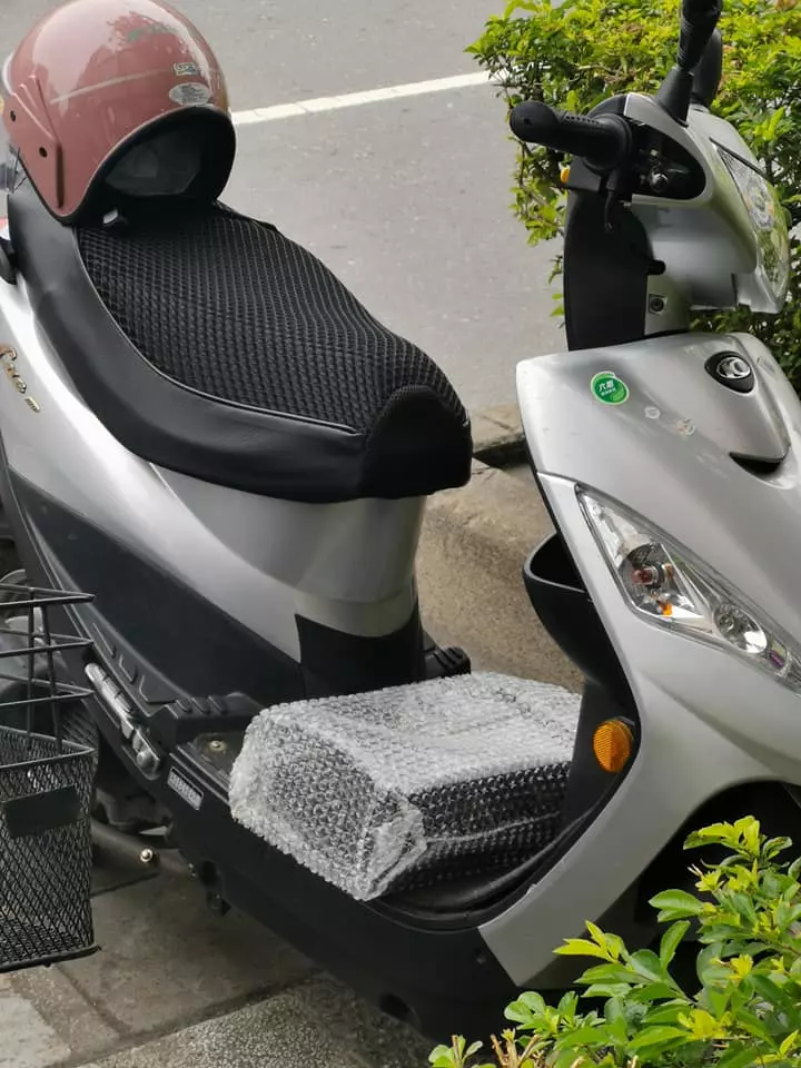 機車踏板出現「陌生黑盒子」! 他第一時間報警曝「千萬別伸手碰」1.2萬人嚇壞:留下指紋就慘了