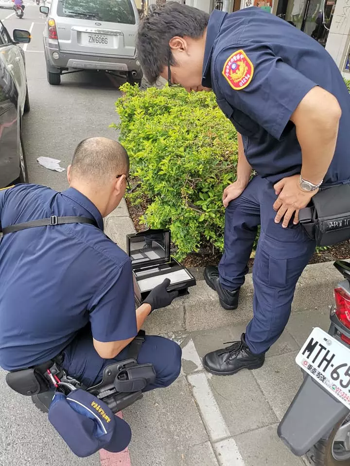 機車踏板出現「陌生黑盒子」! 他第一時間報警曝「千萬別伸手碰」1.2萬人嚇壞:留下指紋就慘了