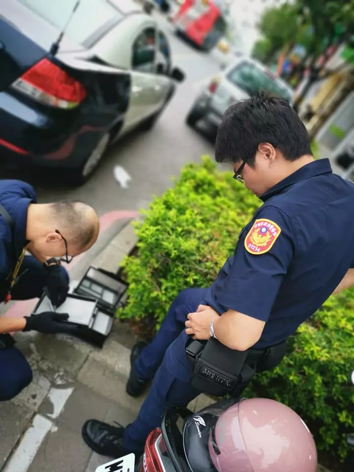 機車踏板出現「陌生黑盒子」! 他第一時間報警曝「千萬別伸手碰」1.2萬人嚇壞:留下指紋就慘了