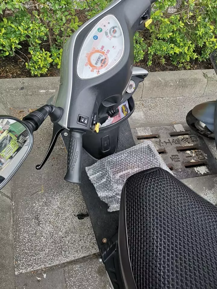 機車踏板出現「陌生黑盒子」! 他第一時間報警曝「千萬別伸手碰」1.2萬人嚇壞:留下指紋就慘了