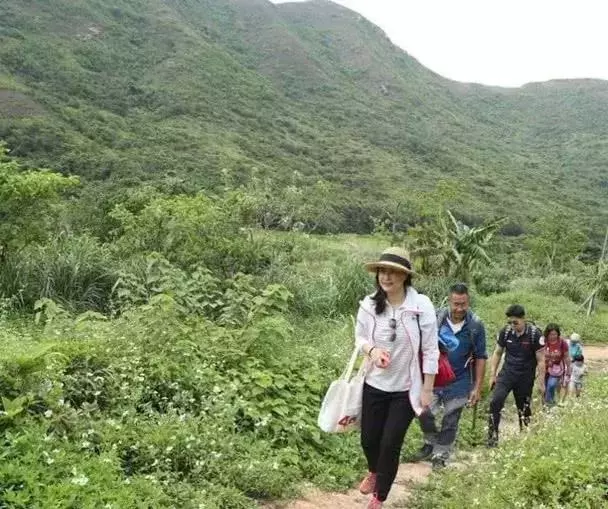 難怪郭晶晶忽胖忽瘦,原來三寶都一歲了……