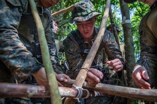 美國大兵新加坡叢林續命必備技能——學會吃榴槤