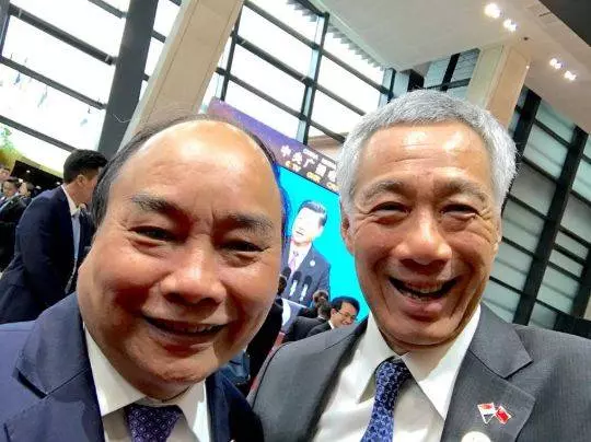 新加坡「第一網紅」李顯龍訪問中國,不忘全程直播