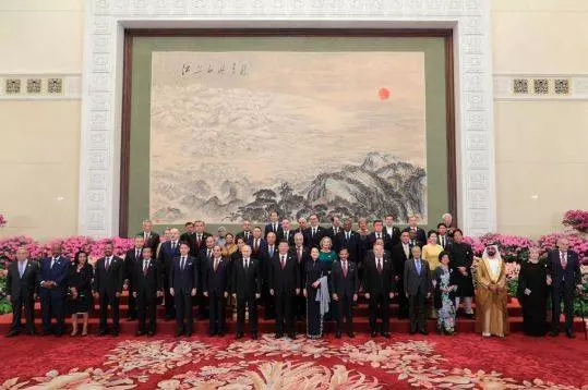 新加坡「第一網紅」李顯龍訪問中國,不忘全程直播