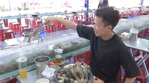 吹風扇嗑蝦蟹…業者首創海鮮吃到飽!夜市也能讓你吃到痛風