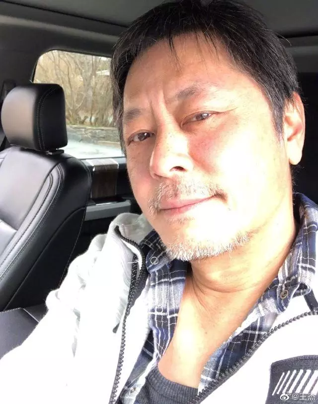 王傑曬「白鬍自拍照」網友心疼:不是才56歲而已? 他笑看衰老「皺紋是歷練」樂當老帥哥