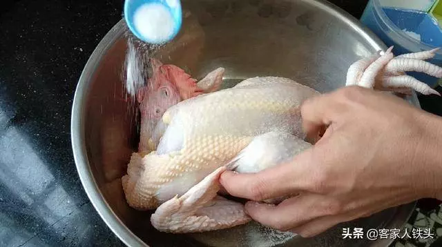 吃雞,就愛這一個電飯鍋懶人做法,出鍋咸香好吃,1人能吃完1整隻