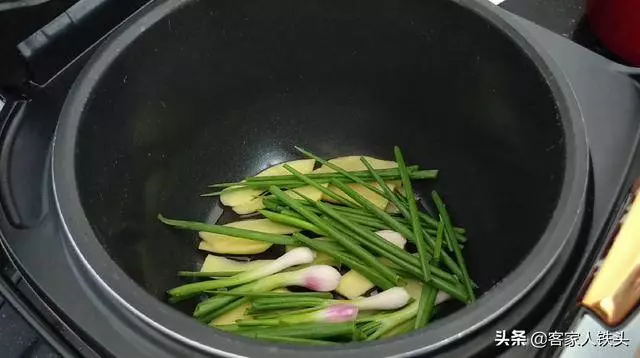 吃雞,就愛這一個電飯鍋懶人做法,出鍋咸香好吃,1人能吃完1整隻