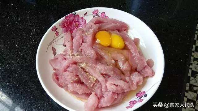 瘦肉絲中打2個雞蛋,實在太好吃,做法簡單,味美解饞越吃越香