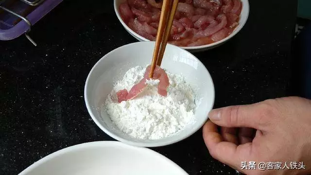 瘦肉絲中打2個雞蛋,實在太好吃,做法簡單,味美解饞越吃越香