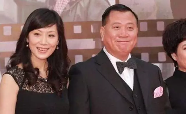 萬梓良東山再起, 29歲妻子像女兒, 兒子像一個模子出來的
