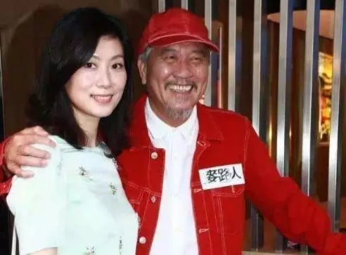 萬梓良東山再起, 29歲妻子像女兒, 兒子像一個模子出來的