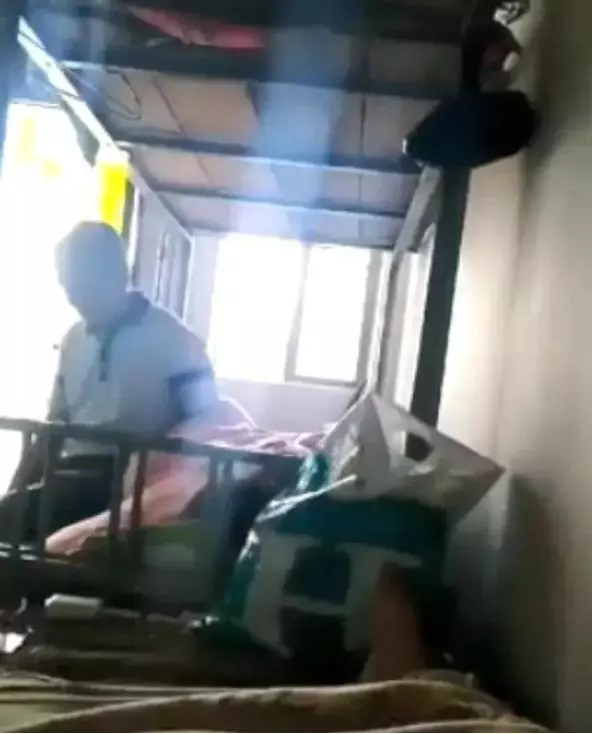 學校男宿管員手伸被窩裡摸女學生私處,涉嫌猥褻被刑拘!