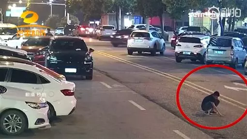 坐在路中央講電話 ,男子遭車輛兩度輾壓!