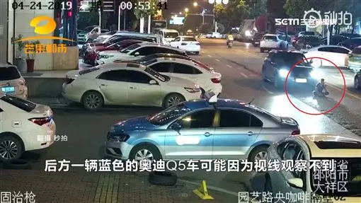 坐在路中央講電話 ,男子遭車輛兩度輾壓!