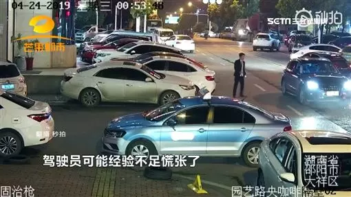 坐在路中央講電話 ,男子遭車輛兩度輾壓!