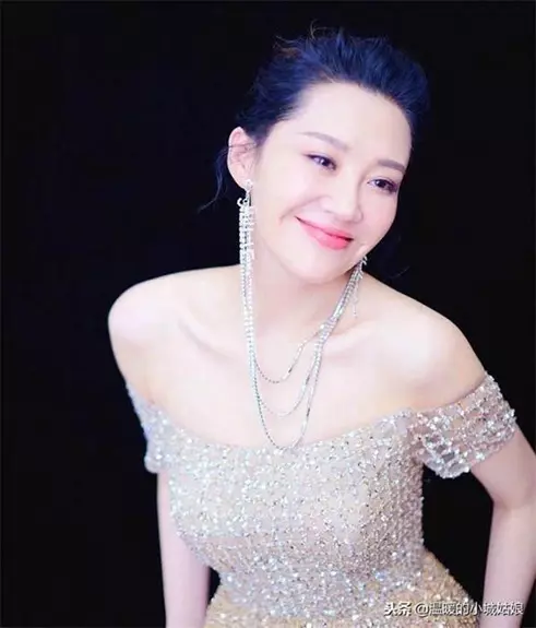 (年過40還沒人娶的13位女星,個個都國色天香,你最想把誰娶回家?