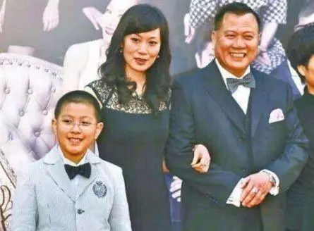萬梓良東山再起,,29歲妻子像女兒, 兒子像一個模子出來的!