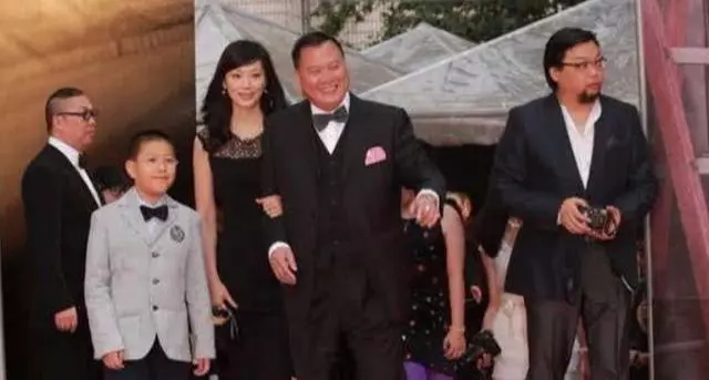 萬梓良東山再起,,29歲妻子像女兒, 兒子像一個模子出來的!