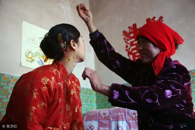 出嫁時娘給我一張卡,查完卡上餘額,我嚇得趕緊跑回家!