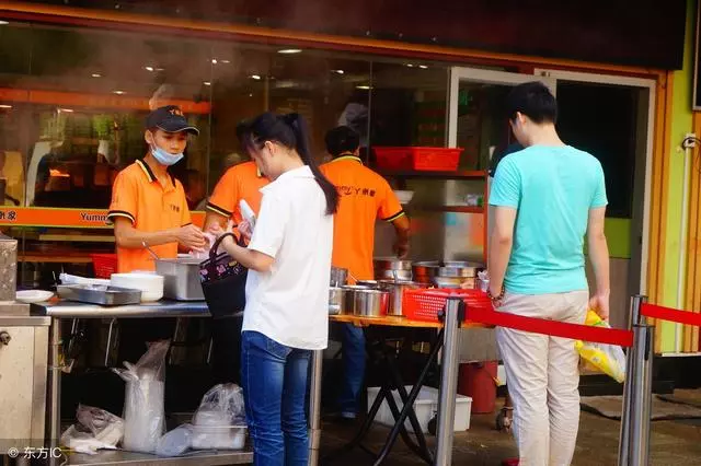 父母去世姑姑把我扶養大,無意間看了表弟的手機,從此不再來往!