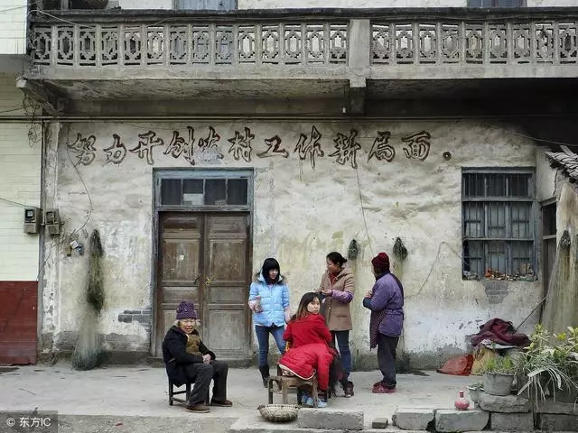 繼母送我去孤兒院,20年後回家看到一幕,我決定給她養老送終!