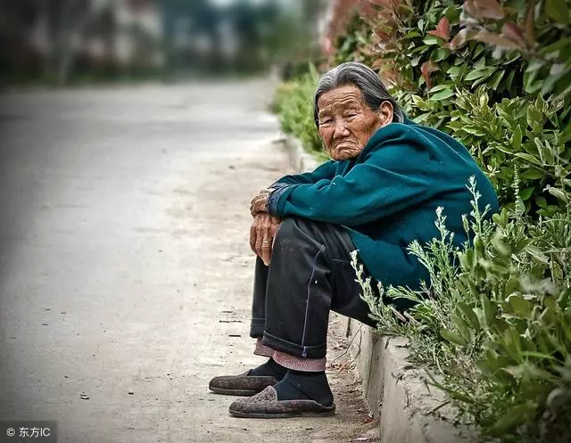 繼母送我去孤兒院,20年後回家看到一幕,我決定給她養老送終!