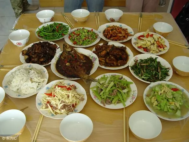 婆婆帶著15歲的小姑子來吃飯,小姑子說一話,我換了門鎖!